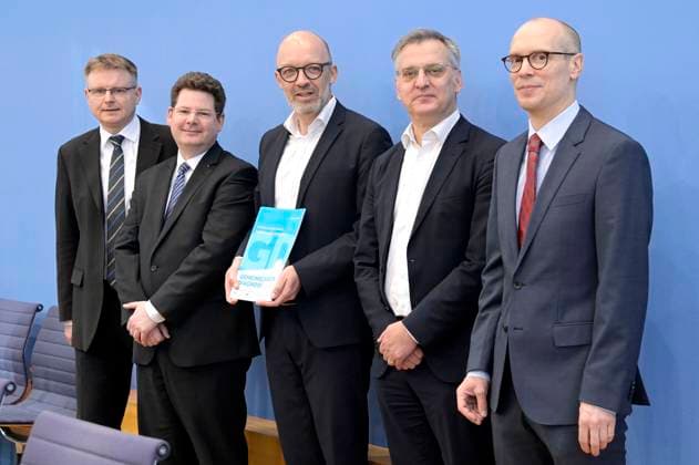 News Themen der Woche KW14 News Bilder des Tages Stefan Kooths, Oliver Holtemöller, Timo Wollmershäuser, Torsten Schmidt und Stefan Ederer bei der Bundespressekonferenz Gemeinschaftsdiagnose der Wirtschaftsforschungsinstitute Frühjahr 2023 im Haus der Bundespressekonferenz. Berlin, 05.04.2023 *** Stefan Kooths, Oliver Holtemöller, Timo Wollmershäuser, Torsten Schmidt and Stefan Ederer at the Federal Press Conference Joint Economic Forecast of the Economic Research Institutes Spring 2023 at the Haus der Bundespressekonferenz Berlin, 05 04 2023 Foto:xF.xKernx xFuturexImage