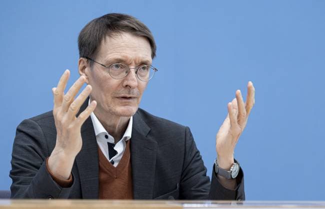 News Themen der Woche KW14 News Bilder des Tages Karl Lauterbach (SPD), Bundesminister fuer Gesundheit, aufgenommen im Rahmen der Bundespressekonferenz in Berlin, 05.04.2023. Berlin Deutschland *** Karl Lauterbach SPD , Federal Minister of Health, recorded at the Federal Press Conference in Berlin, 05 04 2023 Berlin Germany Copyright: xNicolasxLepartz photothek.dex