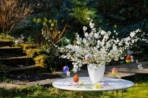 Osterstrauß mit handbemalten Ostereiern *** Easter bouquet with hand-painted Easter eggs Copyright: imageBROKER RalfxKabelitz ibxrkz09083026.jpg