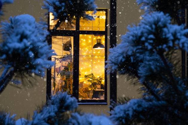 Cozy festive window of the house outside with the warm light of fairy lights garlands inside - celebrate Christmas and New Year in a warm home. Christmas tree, bokeh, snow on pine trees and snowfall Cozy festive window of the house outside with the warm light of fairy lights garlands inside - celebrate Christmas and New Year in a warm home. Christmas tree, bokeh, snow on pine trees and snowfall Copyright: xZoonar.com OlgaxSimonovax 19617477