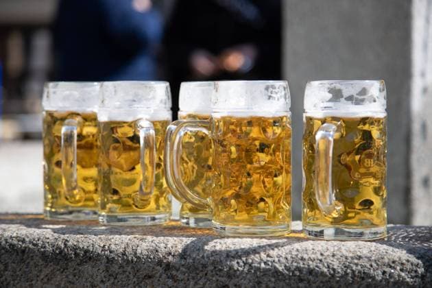 OB Dieter Reiter dreht die Brunnen auf Helles Bier in Halben bei der Eröffnung des ersten Brunnens der Saison am 6.4.23 in München. Immer mehr Brunnen in München werden nun mit Trinkwasser betrieben. -- Beer at the opening of the first fountain in Munich, Germany on April 6, 2023. More and more fountains are going to be run with potable water. München Bayern Deutschland Copyright: xAlexanderxPohlx