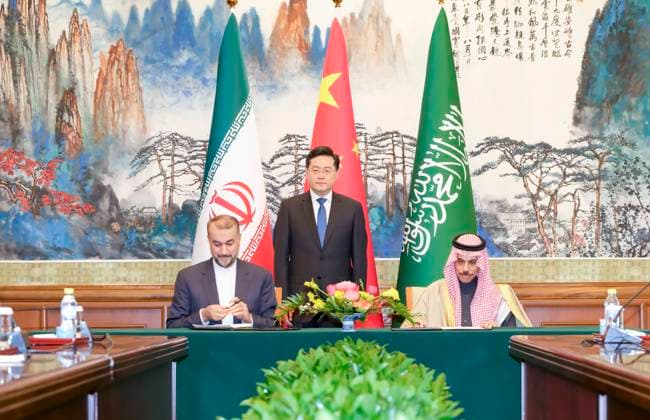Bilder des Jahres 2023, News 04 April News Themen der Woche KW14 (230406) -- BEIJING, April 6, 2023 -- Chinese State Councilor and Foreign Minister Qin Gang meets with Saudi Arabian Foreign Minister Prince Faisal bin Farhan Al Saud and Iranian Foreign Minister Hossein Amir-Abdollahian in Beijing, capital of China, April 6, 2023. The two foreign ministers, Faisal and Amir-Abdollahian, are in Beijing for a meeting. After the meeting, Qin witnessed the signing of a joint statement between Saudi Arabia and Iran. The two countries announced the resumption of diplomatic relations with immediate effect. ) CHINA-BEIJING-QIN GANG-SAUDI ARABIA-IRAN-FMS-MEETING (CN) DingxLin 
