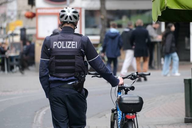 Düsseldorf 06.03.2024 Polizei Polizisten Streife Polizeistreife Bolker Stern Strasse Altstadt Polizeibeamte Fussstreifen Blaulicht Schutzweste Schussweste Stichweste Polizeidienstwaffe Polizeipistole Fahrradpolizist Sturzhelm Schutzhelm Polizeifahrrad Fussgängerzone Düsseldorf Nordrhein-Westfalen Deutschland *** Duesseldorf 06 03 2024 police policemen patrol police patrol Bolker Stern Strasse Altstadt police officers foot patrol blue light protective vest shot vest stab vest police service weapon police pistol bicycle policeman crash helmet protective helmet police bicycle pedestrian zone Duesseldorf North Rhine Westphalia Germany