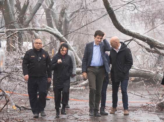 News Bilder des Tages April 6, 2023, Montreal, PQ, Canada: Prime Minister Justin Trudeau and Mayor Valerie Plante look at the damage after yesterdayöÄÃ s ice storm, which left over a million customers without power, in Montreal, Thursday, April 6, 2023. Montreal Canada  - ZUMAc35_ 20230406_zaf_c35_074 Copyright: xRyanxRemiorzx