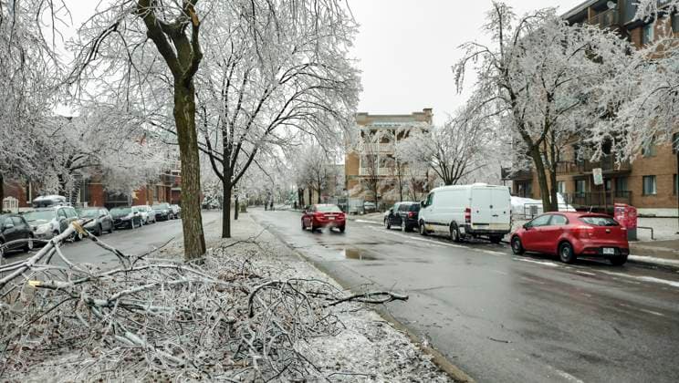 April 6, 2023, Montreal, Quebec, Canada: Heavy ice storms hit Ontario and Quebec. Thousands are left without power. Hydro-Quo bec says 400,000 households will not get their power back before Saturday. Montreal set to open warming centres as of tonight. Montreal Canada - ZUMAs278 20230406_zip_s278_001 Copyright: xSerkanxSenturkx