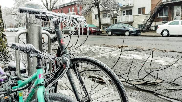 April 6, 2023, Montreal, Quebec, Canada: Heavy ice storms hit Ontario and Quebec. Thousands are left without power. Hydro-Quo bec says 400,000 households will not get their power back before Saturday. Montreal set to open warming centres as of tonight. Montreal Canada - ZUMAs278 20230406_zip_s278_006 Copyright: xSerkanxSenturkx