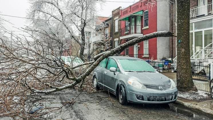 April 6, 2023, Montreal, Quebec, Canada: Heavy ice storms hit Ontario and Quebec. Thousands are left without power. Hydro-Quo bec says 400,000 households will not get their power back before Saturday. Montreal set to open warming centres as of tonight. Montreal Canada - ZUMAs278 20230406_zip_s278_011 Copyright: xSerkanxSenturkx