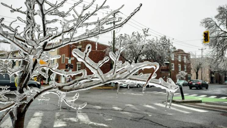 April 6, 2023, Montreal, Quebec, Canada: Heavy ice storms hit Ontario and Quebec. Thousands are left without power. Hydro-Quo bec says 400,000 households will not get their power back before Saturday. Montreal set to open warming centres as of tonight. Montreal Canada - ZUMAs278 20230406_zip_s278_014 Copyright: xSerkanxSenturkx