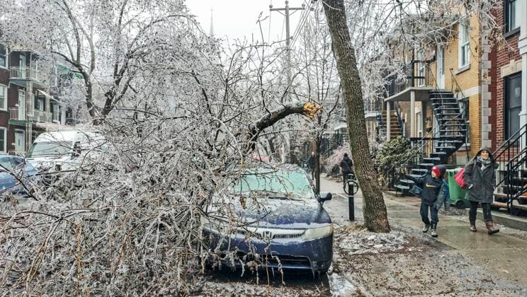 April 6, 2023, Montreal, Quebec, Canada: Heavy ice storms hit Ontario and Quebec. Thousands are left without power. Hydro-Quo bec says 400,000 households will not get their power back before Saturday. Montreal set to open warming centres as of tonight. Montreal Canada - ZUMAs278 20230406_zip_s278_017 Copyright: xSerkanxSenturkx