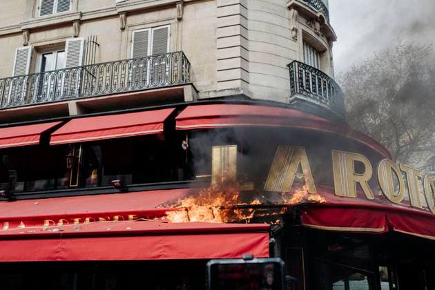 News Themen der Woche KW14 The awning of the Rotonde brasserie on fire. For the 11th day, demonstrators marched in France. Between 600,000 people, according to the government, and 2 million, according to the unions. The processions were more modest than in previous mobilisations. In Paris, the demonstrators remained mobilised and enthusiastic.  JanxSchmidt-Whitley LexPictorium LePictorium_0278737