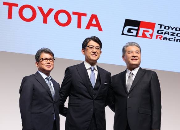 News Themen der Woche KW14 News Bilder des Tages April 7, 2023, Tokyo, Japan - Japanese automobile giant Toyota Motor new president Koji Sato (C) poses for photo with the new executive vice presidents Yoichi Miyazaki (L) and Hiroki Nakajima (R) after he announced the company s business strategy at a press conference in Tokyo on Friday, April 7, 2023. (photo by Yoshio Tsunoda AFLO)  , aflo_215289821.jpg,