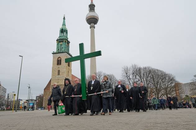 News Themen der Woche KW14 News Bilder des Tages Christinnen und Christen haben am 07.04.2023 in Berlin mit der traditionellen Karfreitagsprozession an das Leiden und Sterben Jesu Christi am Kreuz erinnert. An der Prozession, die nach einem Gottesdienst in der evangelischen Marienkirche am Alexanderplatz zur katholischen Hedwigskathedrale nahe der Staatsoper Unter den Linden fuehrte, beteiligten sich nach Angaben des evangelischen Kirchenkreises Berlin-Stadtmitte mehrere hundert Menschen. Das Kreuz an der Spitze des Zuges wurde auch vom katholischen Berliner Erzbischof Heiner Koch, dem evangelischen Berliner Bischof Christian Staeblein und der evangelischen Berliner Generalsuperintendentin, Ulrike Trautwein getragen. In diesem Jahr widme sich die oekumenische Prozession Menschen, die an Copyright: epd-bild ChristianxDitsch D23D0407BerlinKarfreitagsprozession110836