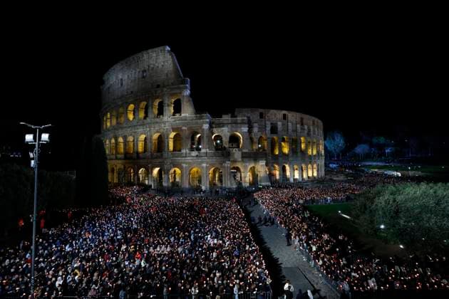 Bilder des Jahres 2023, News 04 April News Themen der Woche KW14 News Bilder des Tages April 7, 2023, ROME, ITALY: A moment of the Via Crucis - Way of the Cross torchlight procession on Good Friday in front of Colosseum in Rome, Italy, 07 April 2023..ANSA FABIO FRUSTACI ROME ITALY - ZUMAa110 20230407_zaf_a110_083 Copyright: xFabioxFrustacix