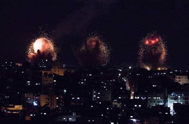 News Themen der Woche KW14 News Bilder des Tages April 7, 2023, Khan Yuni, Gaza Strip, Palestine: Gaza, Palestine. April 7, 2023. Flames and smoke rise during Israeli airstrikes in Khan Yunis in the southern Gaza Strip on Thursday night. The Israeli military launched air attacks overnight on Gaza following rocket fire from the Palestinian enclave in response to the storming of Al-Aqsa mosque Khan Yuni Palestine - ZUMAd99_ 20230407_zap_d99_017 Copyright: xYousefxMohammedx
