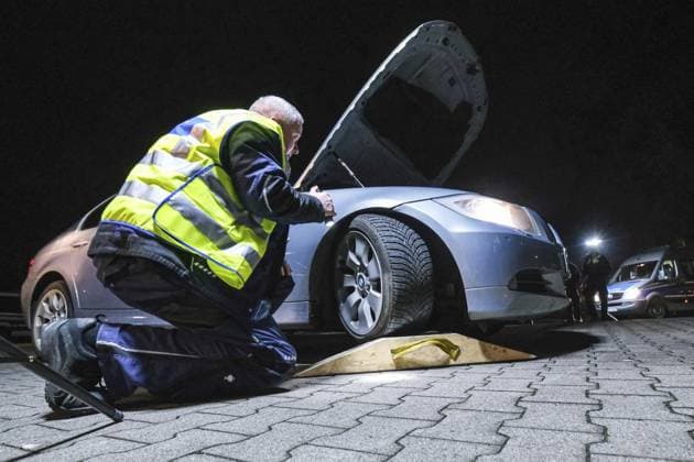 News Themen der Woche KW14 News Bilder des Tages RECORD DATE NOT STATED Polizei kontrolliert in Duisburg *** NUR FÜR REDAKTIONELLE ZWECKE *** EDITORIAL USE ONLY ***<p>Mit Hilfe der Auffahrkeile kann man schauen ob die Reifen beim vollen Lenkradeischlag gegen die Kotflügel scheuert. Polizei kontrolliert Raser und Poser beim Car-Freitag am Freitag, 07. April 2023 in Duisburg.¨ Deutschland NRW Duisburg Copyright: ChristophxWojtyczka *** Police checks in Duisburg FOR EDITORIAL PURPOSES ONLY EDITORIAL USE ONLY p With the help of the rear-end wedges you can see if the tires rub against the fenders when the steering wheel is fully turned Police checks speeders and posers at Car Friday on Friday, 07 April 2023 in Duisburg ¨ Germany NRW Duisburg Copyright ChristophxWojtyczka Copyright: ChristophxWojtyczka doc7poglwmf78883btl4yd ,EDITORIAL USE ONLY