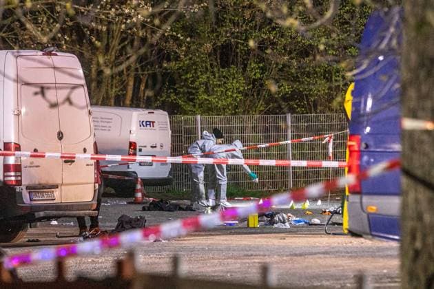 News Themen der Woche KW14 News Bilder des Tages Schiesserei in Asperg: 1 Toter und 1 Verletzter nach Auseinandersetzung - Polizei im Großeinsatz 7aIMG: 0388536 Schiesserei mit einem Toten in AspergBaden-Württemberg, 71679 Asperg, Deutschland *** Shooting in Asperg 1 dead and 1 injured after confrontation Police in large-scale operation 7aIMG 0388536 Shooting with one dead in AspergBaden Württemberg, 71679 Asperg, Germany Copyright: 7aktuell.dex xSimonxAdomat 0388536 20230408_7a_SchiessereiAsperg_388536