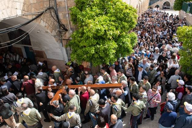 News Themen der Woche KW14 News Bilder des Tages April 7, 2023, Jerusalem, Israel: A large crowd of Christian Pilgrims follow a fully sized cross along the Via Dolorosa, the pilgrimage route which takes in the Ã«stations of the crossi through Jerusalemis old city, towards the Church of The Holy Sepulchre on Good Friday. Jerusalem Israel - ZUMAs197 20230407_zaa_s197_455 Copyright: xMikexRuanex