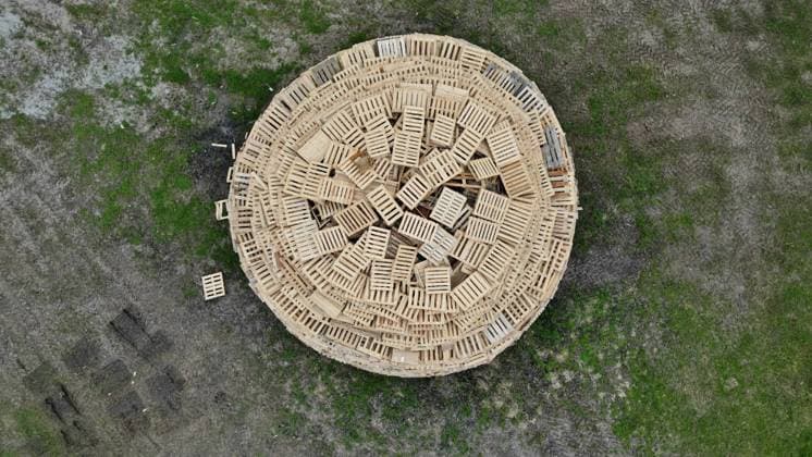 Eine Gemeinde kommt zusammen - Traditionelles Oster Feuer in Berglen 7aIMG: 0388494 Traditionelles Osterfeuer in der Gemeinde Berglen. Tausende Paletten wurden auch in diesem Jahr wieder zu einem beachtlich großen Haufen aufgestapelt um diesen traditionell am Ostersamstag zu verbrennen. Hunderte Besucher werden auch in diesem Jahr wieder erwartet.Baden-Württemberg, 73663 Berglen, Deutschland *** A community comes together Traditional Easter fire in Berglen 7aIMG 0388494 Traditional Easter fire in the municipality of Berglen Thousands of pallets were stacked again this year to a considerably large pile to burn it traditionally on Easter Saturday Hundreds of visitors are expected again this year Baden Württemberg, 73663 Berglen, Germany Copyright: 7aktuell.dex xKevinxLermer 0388494 20230407_7a_ostefeuerberg_388494