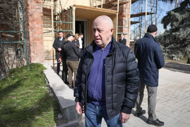 News Themen der Woche KW14 News Bilder des Tages RUSSIA, MOSCOW - APRIL 8, 2023: PMC Wagner founder Yevgeny Prigozhin arrives for a farewell ceremony for the late war correspondent Vladlen Tatarsky (Maxim Fomin) at the Troyekurovskoye Cemetery. Tatarsky was killed on April 2 in an explosion in a St Petersburg cafe where he was giving a public talk; the explosion also left over 30 people injured. Sergei Bobylev TASS  58294846