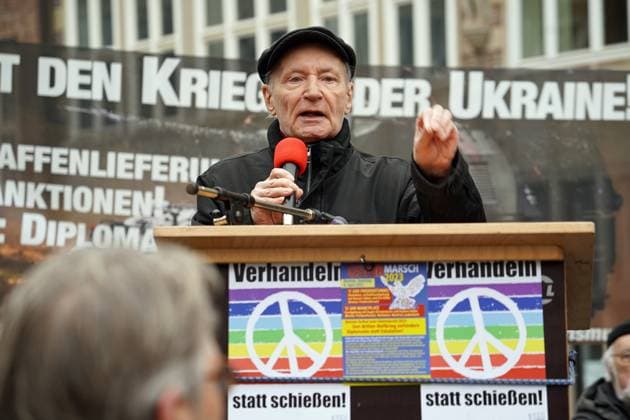 News Themen der Woche KW14 News Bilder des Tages Bei einer Friedenskundgebung gegen den Ukraine-Krieg mit über tausend Teilnehmern auf dem Bremer Marktplatz trat am Ostersamstag, 8. April 2023, auch der Theologe, Psychoanalytiker und Schriftsteller Eugen Drewermann auf. Die Veranstaltung stand unter dem Motto: Den dritten Weltkrieg verhindern, Diplomatie statt Eskalation. Am Rednerpult hingen Plakate mit der Aufschrift: Verhandeln statt schießen! *** At a peace rally against the Ukraine war with more than a thousand participants on the Bremen marketplace on Easter Saturday, April 8, 2023, the theologian, psychoanalyst and writer Eugen Drewermann also appeared The event was held under the motto Preventing the third world war, diplomacy instead of escalation On the lectern hung posters w