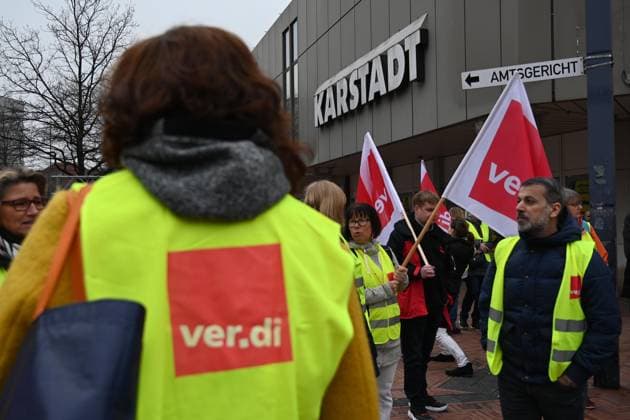 News Themen der Woche KW14 News Bilder des Tages Rund 80 Mitarbeiter aller Hamburger Karstadt Filialen, Bezirkspolitiker und Hamburgs Finanzsenator Andreas Dressel kamen am Ostersamstag, der umsatzstärkste Tag des Jahres, zu einer Streikkundgebung in Harburg zusammen. Die Gewerksachaft ver.di hatte am Samstag kurzfristig zum Warnstreik in Hamburg aufgerufen. Alle Filialen des Kaufhauskonzerns in Hamburg wurden bestreikt, konnten aber mit einer Notbesetzung die Arbeit aufnehmen. Hamburg, der 08.04.2023 Warnstreik an Ostersamstag bei Karstadt in Hamburg - Streikkundgebung mit Finanzsenator Andreas Dressel bei Karstadt in Harburg, Hamburg Hamburg Deutschland Hamburg-Harburg *** Around 80 employees of all Hamburg Karstadt stores, district politicians and Hamburgs Finance Senator Andreas Dres