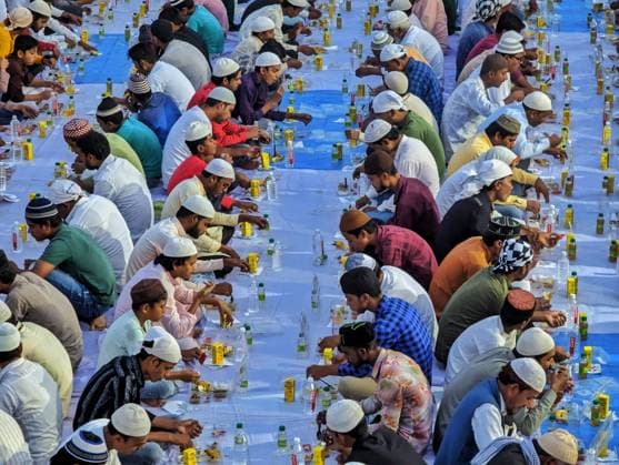 News Bilder des Tages Ramadan In India Muslim devotees offer break their fast , during holy month of Ramadan in Bhadohi , on April 8, 2023 . Bhadohi India  Copyright: xRiteshxShuklax originalFilename: shukla-notitle230408_npxgs.jpg