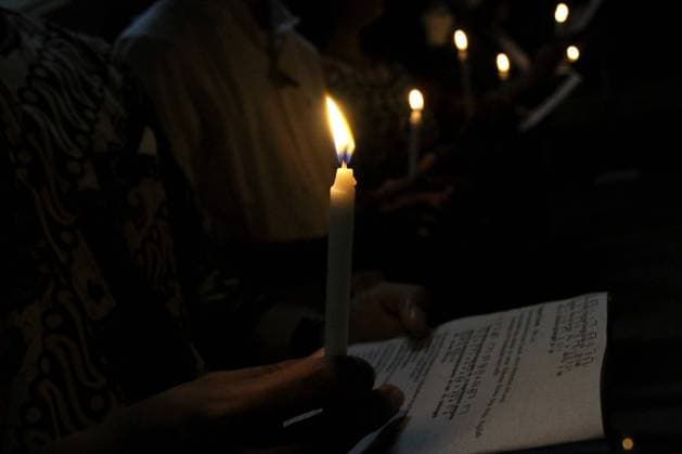 News Bilder des Tages April 8, 2023, Yogyakarta, Special Region of Yogyakarta, Indonesia: Indonesian Catholics attend the Easter Vigil mass at Christ the King Catholic Church, Baciro, Yogyakarta. The Easter night Mass attended by thousands of Catholics became an appreciation for Jesus resurrection. Yogyakarta Indonesia - ZUMAb228 20230408_zip_b228_003 Copyright: xAnggaxBudhiyantox