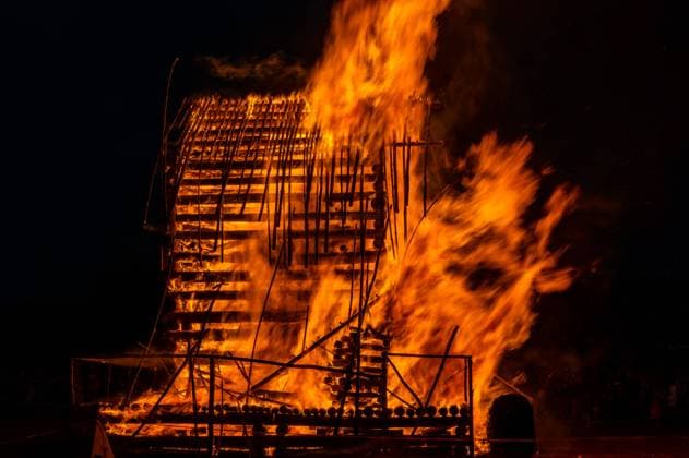 Brauchtum Religion Landschaft Tourismus Reisen 08.04.2023 Trechwitz ist ein Dorf mit 310 Einwohnern, gelegen zwischen Fläming und Havelland, und gehört als Ortsteil zur Gemeinde Kloster Lehnin im Bundesland Brandenburg, Landkreis Potsdam-Mittelmark Traditionelles Osterfeuer Thema Der Kuckuck und seine Uhr Trechwitz Brandenburg Deutschland *** Customs Religion Landscape Tourism Travel 08 04 2023 Trechwitz is a village with 310 inhabitants, located between Fläming and Havelland, and belongs as a district to the municipality of Kloster Lehnin in the state of Brandenburg, district Potsdam Mittelmark Traditional Easter fire Theme The cuckoo and his clock Trechwitz Brandenburg Germany