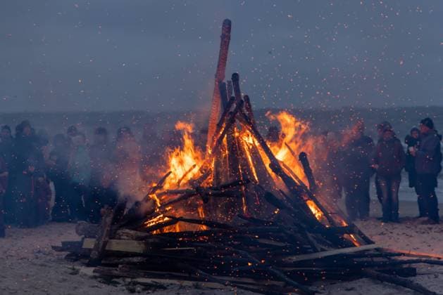 Osterfeuer an der Ostsee 2023 Ahlbeck, Deutschland 8. April 2023: Menschen versammeln sich am Ostseestrand im Seebad Ahlbeck und wärmen sich am Osterfeuer am Ostersamstag. Mecklenburg-Vorpommern