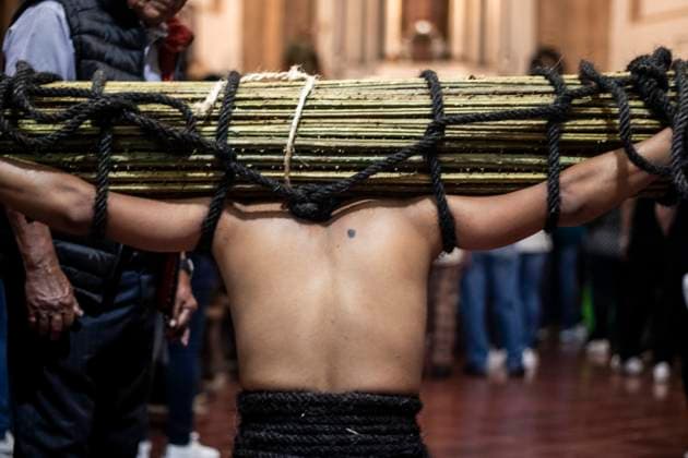 México: Good Friday in Taxco Guerrero Penitent citizen on his way to the church Penitents of Taxco carried out their traditional procession of the Three Fallen among cobblestone streets accompanied by sounds and prayers. During the procession you can see how the penitents flagellate themselves or carry sticks of thorns to demonstrate their faith towards God. Tourists and pilgrims arrived in the city to witness this traditional ritual. Taxco Guerrero Mexico Taxco Guerrero Copyright: LuisxSalgado