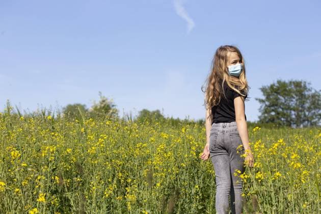  Mädchen (11) mit Mund-Nasen-Schutz, steht im Rapsfeld, Kiel, Schleswig-Holstein, Deutschland, Europa *** Girls 11 with Mouth Noses Protection, is at rapeseed field, keel, Schleswig Holstein, Germany, Europe Copyright: imageBROKER/alimdix/xJanaxFernow ibxrnw09163618.jpg ,model released, Symbolfoto ,property released