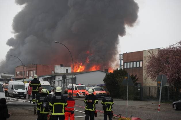 News Themen der Woche KW14 News Bilder des Tages Gegen 4:30 Uhr soll laut Feuerwehr auf einem Autohof in der Billstraße ein Feuer ausgebrochen sein. In Hamburg-Rothenburgsort kommt es durch einen Großbrand zu einer starken Rauchentwicklung. Zunächst soll ein PKW in einer Hale gebrannt haben. Inzwischen steht der Hof komplett in Flammen. Ein großer Rauchpilz steht über der Brandort und zieht Richtung der Hamburger Innenstadt. Anwohner wurden über die Warnapp Katwarn und NINA gewarnt, Türen und Fenster geschlossen zu halten und den Bereich weiträumig zu meiden. Nach Angaben mussten 30 Personen aus einem naheliegenden Hotel evakuiert werden. Die Feuerwehr ist mit sieben Löschzügen der Hamburger Berufsfeuerwehr und diversen Freiwlligen Feuerwehren im Einsatz. Hamburg, der 09.04.2023