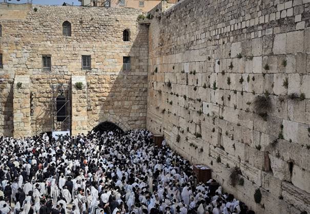 News Themen der Woche KW14 News Bilder des Tages (230409) -- JERUSALEM, April 9, 2023 -- Jewish worshipers pray at the Western Wall during traditional Passover priestly blessing ceremony in Jerusalem, on April 9, 2023. ) MIDEAST-JERUSALEM-WESTERN WALL-PRAY ChenxJunqing 