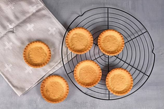  Hausgemachte kleine Törtchenteiglinge ohne Füllung *** Homemade small tartlet dough pieces without Filling Copyright: imageBROKER/Firn ibxmob09170324.jpg