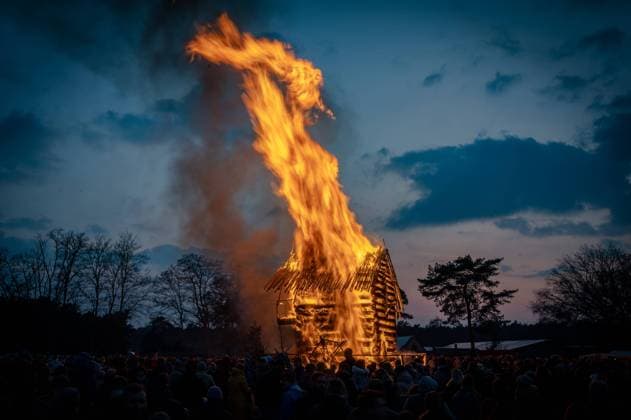 Brauchtum Religion Landschaft Tourismus Reisen 08.04.2023 Trechwitz ist ein Dorf mit 310 Einwohnern, gelegen zwischen Fläming und Havelland, und gehört als Ortsteil zur Gemeinde Kloster Lehnin im Bundesland Brandenburg, Landkreis Potsdam-Mittelmark Traditionelles Osterfeuer Thema Der Kuckuck und seine Uhr Trechwitz Brandenburg Deutschland *** Customs Religion Landscape Tourism Travel 08 04 2023 Trechwitz is a village with 310 inhabitants, located between Fläming and Havelland, and belongs as a district to the municipality of Kloster Lehnin in the state of Brandenburg, district Potsdam Mittelmark Traditional Easter fire Theme The cuckoo and his clock Trechwitz Brandenburg Germany