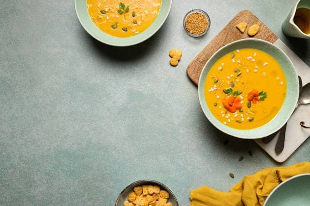 IMAGO Creative: Herbst, Kulinarische Klassiker Top view of appetizing vegetarian pumpkin cream soup with herbs and sesame seeds served in bowls on table CintiaViudez_ID13358_407229_003 Copyright: xCintiaxViudezx Model Released