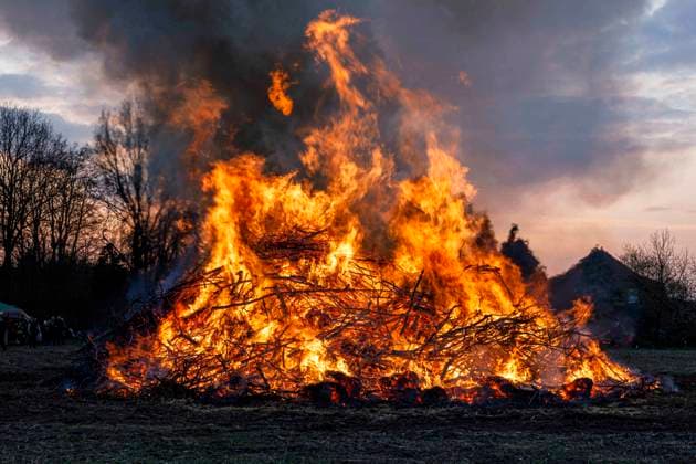 Osnabrueck, Deutschland 09. April 2023: Ein Osterfeuer brennt, die Flammen schlagen in den abendlichen Himmel. Niedersachsen *** Osnabrueck, Germany 09 April 2023 An Easter fire burns, the flames beat into the evening sky Lower Saxony Copyright: xFotostandx xReissx