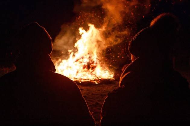 Osterfeuer in der Lausitz DEU Deutschland Brandenburg Lieske, 08.04.2023, Osterfeuertradition Ein Osterfeuer brennt in der Nacht zum Ostersonntag in Lieske in der brandenburgischen Niederlausitz. Das Entzünden eines Osterfeuers ist eine in der Lausitz und im sorbischen Siedlungsgebiet weit verbreitete Tradition. In vielen Lausitzer Dörfern und Gemeinden wird dieser sorbische wendische Brauch gepflegt und alljährlich werden traditionelle Osterfeuer am Ostervorabend angezündet. Aufgrund umfangreicher Auflagen fuer Brandschutz und Ascheentsorgung scheuen sich jedoch mehr und mehr Gemeinden vor Aufwand und Kosten der Durchfuehrung eines Osterfeuers, sodass der Fortbestand der Osterfeuertradition gefaehrdet ist. *** Easter fire in Lusati AF_Osterfeuer_40526.jpeg