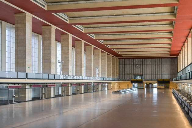 Ehemalige zentrale Abfertigungshalle, Flughafen Tempelhof, Platz der Luftbrücke, Tempelhof, Berlin, Deutschland *** Former central check-in hall, Tempelhof Airport, Platz der Luftbrücke, Tempelhof, Berlin, Germany