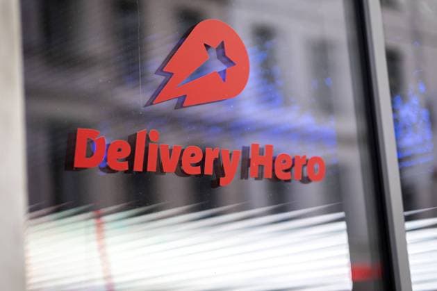 Ein Logo des Unternehmes delivery hero an deren Firmenzentrale in Berlin, 04.04.2023. Berlin Deutschland *** A logo of the company delivery hero at their headquarters in Berlin, 04 04 2023 Berlin Germany Copyright: xLeonxKuegeler photothek.dex