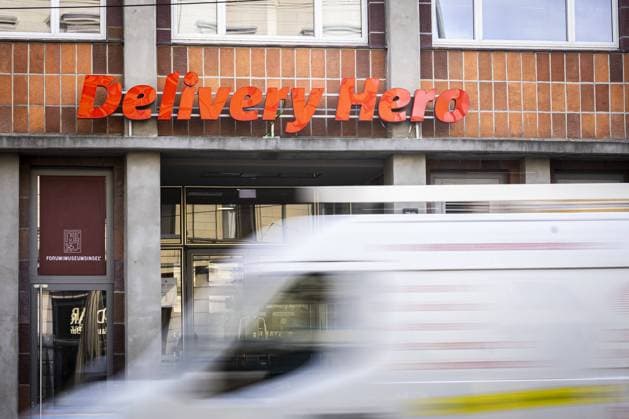 Ein Logo des Unternehmes delivery hero an deren Firmenzentrale in Berlin, 04.04.2023. Berlin Deutschland *** A logo of the company delivery hero at their headquarters in Berlin, 04 04 2023 Berlin Germany Copyright: xLeonxKuegeler photothek.dex