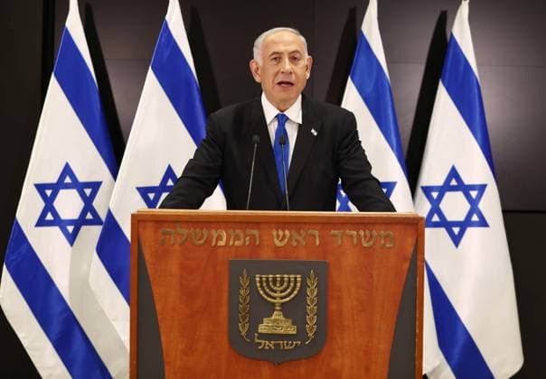 News Themen der Woche KW15 News Bilder des Tages (230411) -- TEL AVIV, April 11, 2023 -- Israeli Prime Minister Benjamin Netanyahu speaks in a press conference in Tel Aviv, Israel, on April 10, 2023. Israeli Prime Minister Benjamin Netanyahu withdrew on Monday his decision to dismiss the defense minister whom he had recently said to fire for outspoken criticism of a controversial judiciary overhaul plan. In a televised press conference, Netanyahu said that he decided to keep Yoav Gallant in his position, citing the escalating violence in the region. ( JINI via Xinhua) ISRAEL-TEL AVIV-NETANYAHU-PRESS CONFERENCE GideonxMarkowicz 