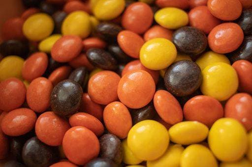 IMAGO Creative: Herbst, Kulinarische Klassiker RECORD DATE NOT STATED The autumn-colored Reese Pieces candies randomly filled on each other without packets *** der Herbst farbige Reese Stücke candies zufällig gefüllt am jewelled andere ohne packets 10568360