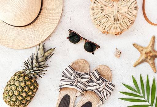 RECORD DATE NOT STATED A flat lay shot of sunglasses, a straw hat, a bag, plant leaves, a starfish, a pineapple and sandals *** einer flach legen erschossen des sunglasses, einer Stroh hat, einer bag, Pflanze leaves, einer starfish, einer Ananas und Sandalen 1169646 ,model released, Symbolfoto