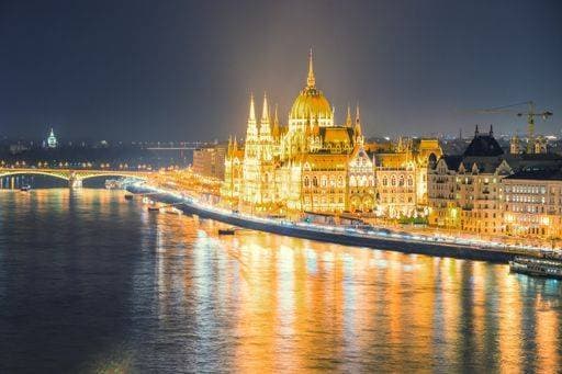 RECORD DATE NOT STATED A beautiful view of the Hungarian Parliament Building at night *** einer Schönes Ansicht des der ungarisch Parlament Gebäude im Nacht 1220648