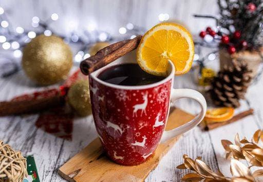 RECORD DATE NOT STATED The tasty Christmas mulled wine in a festive cup served with cinnamon sticks and a slice of lemon *** der schmackhaft Weihnachten mulled Wein ÊIn einer festlich Tasse angerichtet mit Zimt Stöcke und einer Scheibchen des Zitrone 13147169