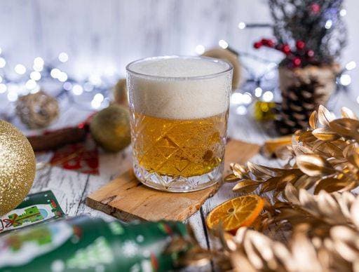 RECORD DATE NOT STATED A glass of Christmas beer served with beautiful bright decorations *** einer Glas des Weihnachten Bier angerichtet mit Schönes Hell Dekorationen 13147208