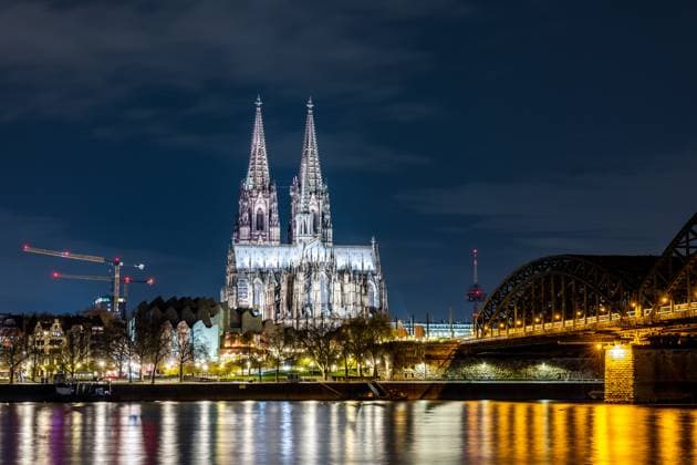 Der Kölner Dom leuchtet wieder. Am 01. September 2022 wurden aufgrund der Energiekrise die Beleuchtungen der Wahrzeichen in Deutschland abgeschaltet. Seit Ostern wird der Kölner Dom nun wieder angestrahlt. 11.04.2023 Köln Deutz NRW Deutschland *** The Cologne Cathedral shines again On 01 September 2022 due to the energy crisis the illuminations of the landmarks in Germany were switched off Since Easter the Cologne Cathedral is now illuminated again 11 04 2023 Cologne Deutz NRW Germany