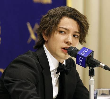 Ex-Johnny s idol Kauan Okamoto Kauan Okamoto, a Japanese-Brazilian musician, attends a press conference at the Foreign Correspondents Club of Japan in Tokyo on April 12, 2023. The former teen idol spoke as an alleged victim of sexual abuse by the late Japanese boy band mogul Johnny Kitagawa.  A14AA0001415681P