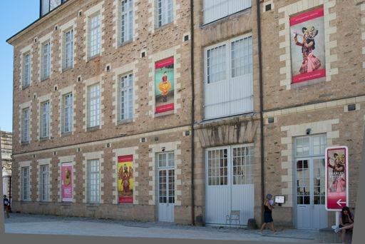 The facade of a museum in Nantes France with exhibition banners on the windows *** der Fassade des einer Museums ÊIn Nantes Frankreich mit Messe Transparente am der Fenstern 10084002